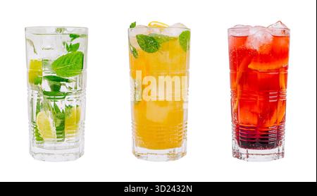 Rinfrescanti bevande estive servite in bicchieri alti con ghiaccio e decorazioni Foto Stock