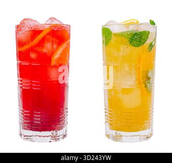 Rinfrescanti bevande estive in bicchieri colorati per un pomeriggio di sole Foto Stock