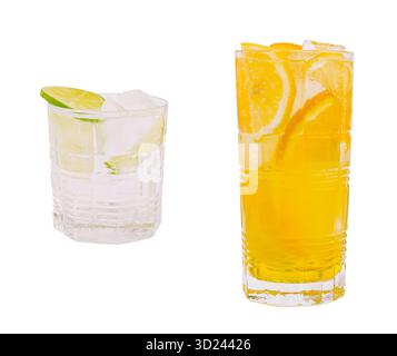 Rinfrescanti bevande estive servite in bicchieri trasparenti con agrumi Foto Stock