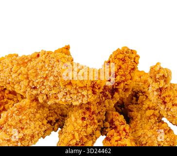 Teneri di pollo fritti croccanti impilati su sfondo bianco Foto Stock