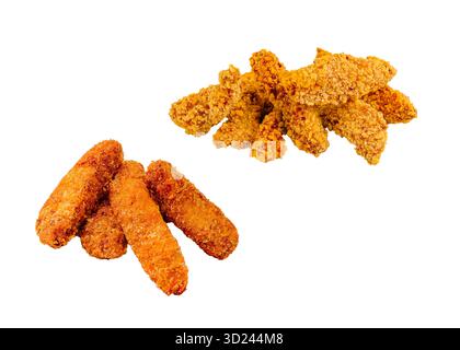 Teneri di pollo fritti croccanti impilati su una superficie bianca di colore dorato Foto Stock