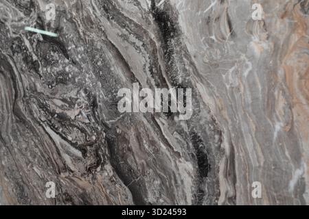 Splendida superficie in marmo nero e grigio che mostra motivi e texture naturali da una vista ravvicinata Foto Stock