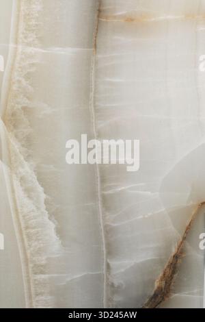 Splendido primo piano in pietra onice naturale che mostra motivi e colori intricati in una texture liscia Foto Stock