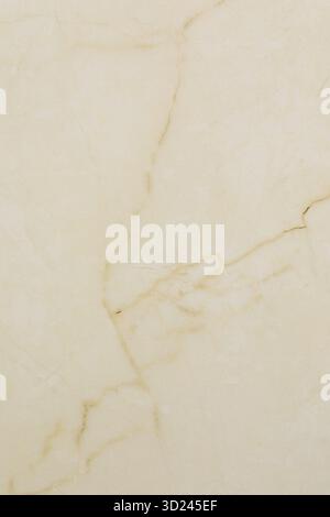 Superficie in marmo beige chiaro con motivi delicati e variazioni di texture e colore che mostrano eleganza naturale e raffinatezza Foto Stock