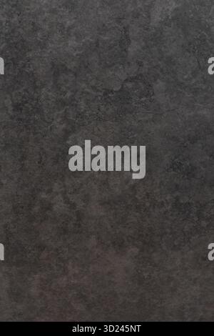 Una vista ravvicinata di una superficie testurizzata mostra una miscela di motivi di pietra neri e grigi. Le variazioni naturali creano un'interessante visuale, che mette in mostra Foto Stock