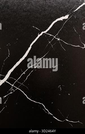 La texture in marmo nero con venature bianche dona un aspetto elegante a qualsiasi spazio nel design moderno degli interni Foto Stock
