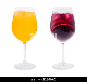 Rinfrescanti bevande estive servite in bicchieri eleganti durante un vivace raduno Foto Stock