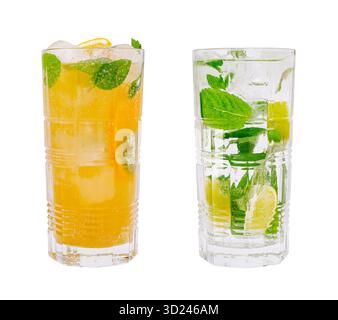 Rinfrescanti bevande estive con menta e agrumi in bicchieri trasparenti Foto Stock