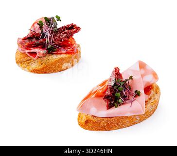 Gustosi antipasti con salumi e pomodori secchi su pane tostato Foto Stock
