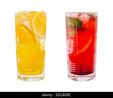 Bevande rinfrescanti servite con frutta ed erbe aromatiche durante un raduno estivo Foto Stock