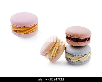 Vari macaron colorati visualizzati su sfondo bianco per gli amanti dei dessert Foto Stock