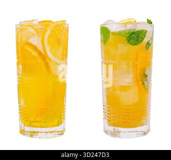 Bevande rinfrescanti agli agrumi servite in bicchieri con ghiaccio e menta Foto Stock