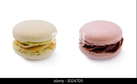 Macaron colorati visualizzati su una superficie bianca pulita con sapori unici Foto Stock