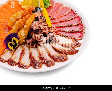 Assapora un piatto di pesce assortito con spuntini freschi Foto Stock