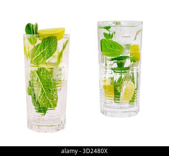 Cocktail rinfrescanti alla menta e al lime serviti in bicchieri alti Foto Stock