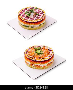 Colorate torte di insalata di pesce disposte su piatti bianchi in un ambiente luminoso Foto Stock
