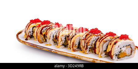 Colorati sushi roll disposti ordinatamente su un piatto bianco Foto Stock