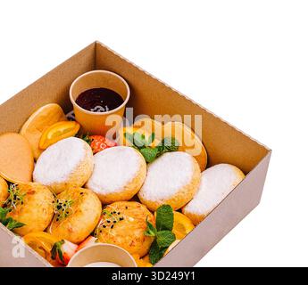 Una deliziosa scatola per la colazione con soffici pancake al formaggio spolverati con zucchero a velo Foto Stock