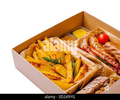 Piatto di piatti deliziosi con patate stagionate e salsiccia alla griglia servita fresca Foto Stock