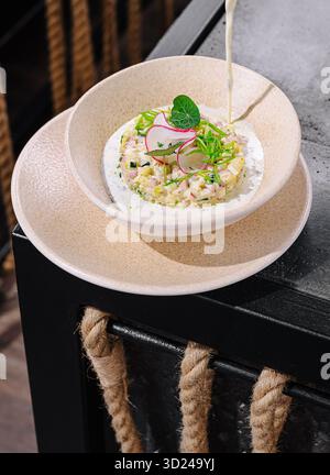 Zuppa fredda di okroshka con verdure, prosciutto e salsa di kefir Foto Stock