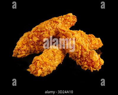 Teneri di pollo fritti croccanti impilati su una superficie scura Foto Stock