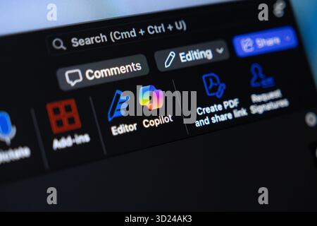 Poznan, Polonia - 18 settembre 2025: L'interfaccia digitale delle applicazioni Copilot offre funzionalità di editing, commenti e condivisione, semplificando i prodotti moderni Foto Stock