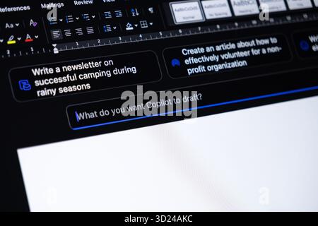 Poznan, Polonia - 18 settembre 2025: Interfaccia Copilot con assistenza ai con richieste per la generazione di articoli e newsletter, semplificando il prof Foto Stock