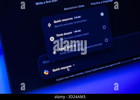 Poznan, Polonia - 18 settembre 2025: Interfaccia utente dell'applicazione Copilot che visualizza le opzioni della modalità di risposta ai: Risposta rapida, pensare più in profondità e Smart Foto Stock