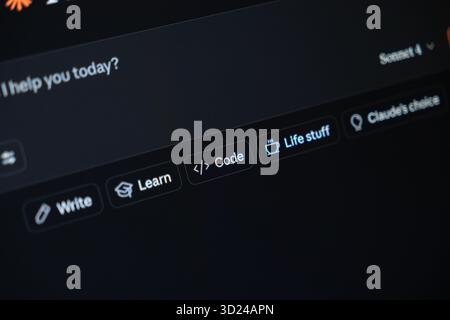 Poznan, Polonia - 18 settembre 2025: Interfaccia applicativa Claude ai che mostra il design interattivo, che rappresenta l'assistenza digitale avanzata e la moder Foto Stock