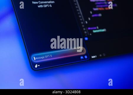 Poznan, Polonia - 18 settembre 2025: Primo piano di un'interfaccia moderna che mostra il campo di input del messaggio GPT-5, che rappresenta lo sviluppo dell'intelligenza artificiale e il software sol Foto Stock