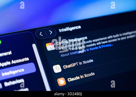 Poznan, Polonia - 18 settembre 2025: Primo piano dettagliato del pannello delle impostazioni dell'ambiente di programmazione Xcode, che offre modelli avanzati di intelligenza artificiale per effi Foto Stock