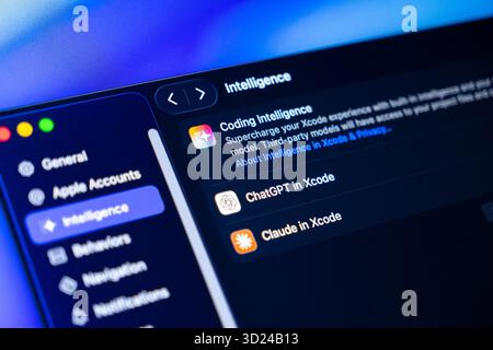 Poznan, Polonia - 18 settembre 2025: L'interfaccia dell'applicazione Xcode presenta il menu Intelligence, che illustra in dettaglio le integrazioni per i modelli di intelligenza artificiale come ChatGPT e CLA Foto Stock