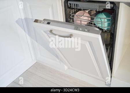 Lavastoviglie a vista con piatti puliti in una cucina moderna Foto Stock