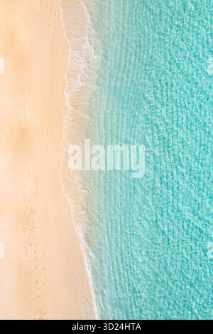 Vista aerea delle onde dell'oceano tropicale che si infrangono sulla spiaggia di sabbia incontaminata, costa turchese, paesaggio estivo, vacanze, natura serena Foto Stock