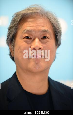 Miami, Florida, Stati Uniti. 29 ottobre 2025. Il regista sudcoreano Park Chan-wook partecipa alla prima mondiale "No Other Choice" durante la dodicesima edizione del Miami Film Festival GEMME che onora il regista Park Chan-wook con il Precious Gem Master Award del MFF al MDC Koubek Center il 29 ottobre 2025 a Miami, Florida. Crediti: Mpi10/Media Punch/Alamy Live News Foto Stock