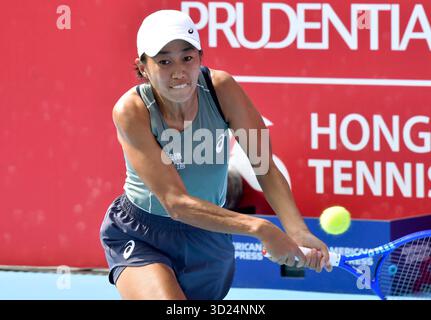 Hong Kong, Cina. 30 ottobre 2025. Zhang Shuai ritorna durante il singolare femminile del 16° turno tra la Cina Zhang Shuai e la Russia Anna Kalinskaya al torneo WTA Hong Kong Open di Hong Kong a Hong Kong, Cina, 30 ottobre 2025. Crediti: Lo Ping fai/Xinhua/Alamy Live News Foto Stock