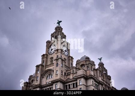 Una vista panoramica del Royal Liver Building di Liverpool. La struttura storica, coronata dai famosi uccelli al fegato, si erge orgogliosamente sulla Pier Head Foto Stock