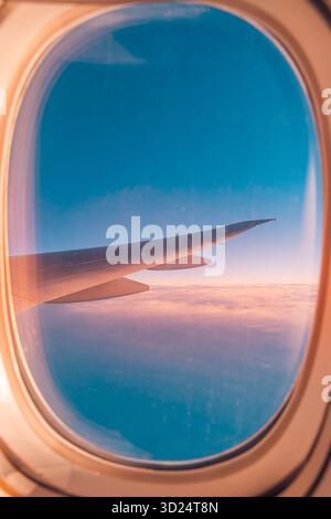Pittoresca vista del tramonto dalle nuvole di finestra dell'aeroplano cielo tranquillo viaggio aereo turismo vacanza volo affari trasporti paesaggio Foto Stock