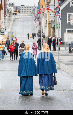 Ragazze che indossano un tradizionale abito norvegese sulla strada di Tromso, 17 maggio giorno della Costituzione Foto Stock