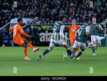 Edimburgo, Regno Unito. 29 ottobre 2025. Scottish Premiership - Hibernian FC vs Rangers FC. L'attaccante dei Rangers, l'attaccante dei Rangers, Danilo, fa fuoco a casa al 5 ° minuto per mettere i visitatori 1-0 davanti mentre gli Hibs affrontano i Rangers nella prima fase per la Scottish Premiership all'Easter Road Stadium, Edimburgo, Scozia. REGNO UNITO. Crediti: Ian Jacobs/Alamy Live News Foto Stock