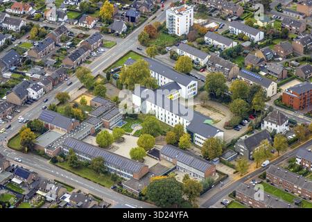 Veduta aerea, Kleve Vocational College nel distretto di Kleve, Goch School, Arnold Janssen School, asilo nido, cura U3, tetto solare Foto Stock
