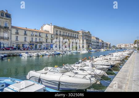 Vista panoramica dal Quai Leopold Suquet sul Canal de Sete (ex Canal Royal) con numerose barche a motore ormeggiate in primo piano e una serie Foto Stock
