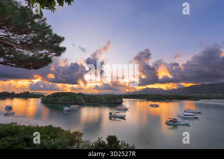 Ishigaki, Giappone, dalla splendida baia di Kabira all'alba. Foto Stock