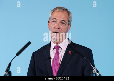 Londra, Regno Unito. 27 ottobre 2025. Il leader britannico delle riforme Nigel Farage parla ai media durante una conferenza stampa a Westminster. Crediti: Thomas Krych/Alamy Foto Stock