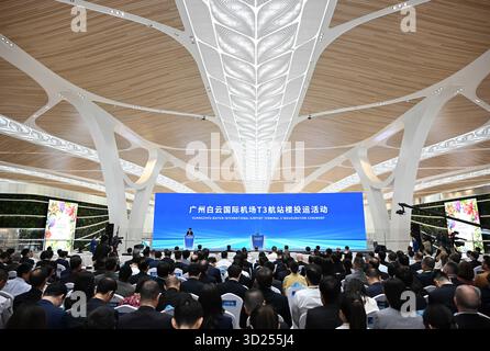 (251030) -- GUANGZHOU, 30 ottobre 2025 (Xinhua) -- questa foto scattata il 30 ottobre 2025 mostra una scena della cerimonia di inaugurazione del terminal 3 dell'aeroporto internazionale di Guangzhou Baiyun a Guangzhou, nella provincia del Guangdong della Cina meridionale. L'aeroporto Baiyun di Guangzhou, capitale della provincia del Guangdong della Cina meridionale, ha ufficialmente messo in funzione il suo Terminal 3 e la quinta pista, diventando il primo aeroporto civile della Cina a gestire cinque piste commerciali. L'espansione dell'aeroporto internazionale di Guangzhou Baiyun, uno dei tre principali hub dell'aviazione internazionale del paese, è un altro passo verso di esso Foto Stock