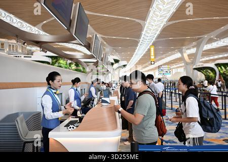 (251030) -- GUANGZHOU, 30 ottobre 2025 (Xinhua) -- i passeggeri effettuano il check-in per prendere China Eastern Airlines MU6308, il primo volo per partire dal terminal 3 dell'aeroporto internazionale di Guangzhou Baiyun a Guangzhou, nella provincia del Guangdong della Cina meridionale, 30 ottobre 2025. L'aeroporto Baiyun di Guangzhou, capitale della provincia del Guangdong della Cina meridionale, ha ufficialmente messo in funzione il suo Terminal 3 e la quinta pista, diventando il primo aeroporto civile della Cina a gestire cinque piste commerciali. L'espansione dell'aeroporto internazionale di Guangzhou Baiyun, uno dei tre principali hub dell'aviazione internazionale del paese, i Foto Stock