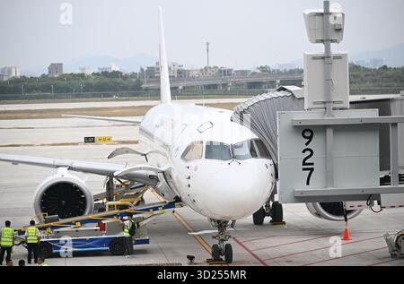 (251030) -- GUANGZHOU, 30 ottobre 2025 (Xinhua) -- China Eastern Airlines MU6308, il primo volo in partenza dal terminal 3 dell'aeroporto internazionale di Guangzhou Baiyun, è illustrato prima del decollo a Guangzhou, nella provincia del Guangdong della Cina meridionale, 30 ottobre 2025. L'aeroporto Baiyun di Guangzhou, capitale della provincia del Guangdong della Cina meridionale, ha ufficialmente messo in funzione il suo Terminal 3 e la quinta pista, diventando il primo aeroporto civile della Cina a gestire cinque piste commerciali. L'espansione dell'aeroporto internazionale di Guangzhou Baiyun, uno dei tre principali hub dell'aviazione internazionale del paese, Foto Stock