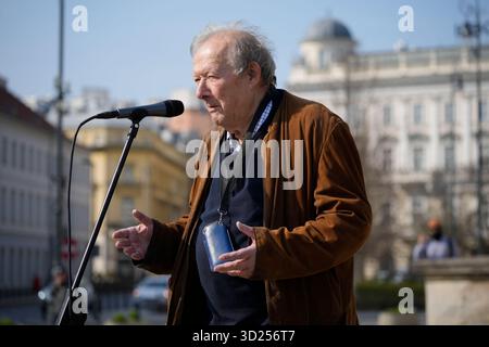 Co-fondatore ed editore del giornale record Gazeta Wyborcza, Adam Michnik è stato visto a Varsavia, in Polonia, il 23 marzo 2025. Foto Stock