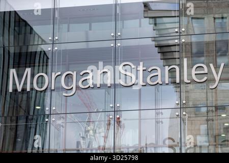 Uffici Morgan Stanley nel distretto finanziario di Canary Wharf il 5 ottobre 2025 a Londra, Regno Unito. Canary Wharf è un'area situata vicino all'Isola dei cani nel London Borough of Tower Hamlets ed è definita dalla Greater London Authority come parte del quartiere finanziario centrale di Londra. Morgan Stanley è una multinazionale americana di gestione degli investimenti e servizi finanziari. Foto Stock