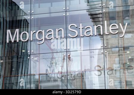 Uffici Morgan Stanley nel distretto finanziario di Canary Wharf il 5 ottobre 2025 a Londra, Regno Unito. Canary Wharf è un'area situata vicino all'Isola dei cani nel London Borough of Tower Hamlets ed è definita dalla Greater London Authority come parte del quartiere finanziario centrale di Londra. Morgan Stanley è una multinazionale americana di gestione degli investimenti e servizi finanziari. Foto Stock